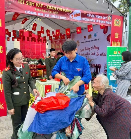 Công an xã Hoài Đức trao tặng 400 phần quà thiết thực cho người dân khó khăn trên địa bàn- Ảnh 4.