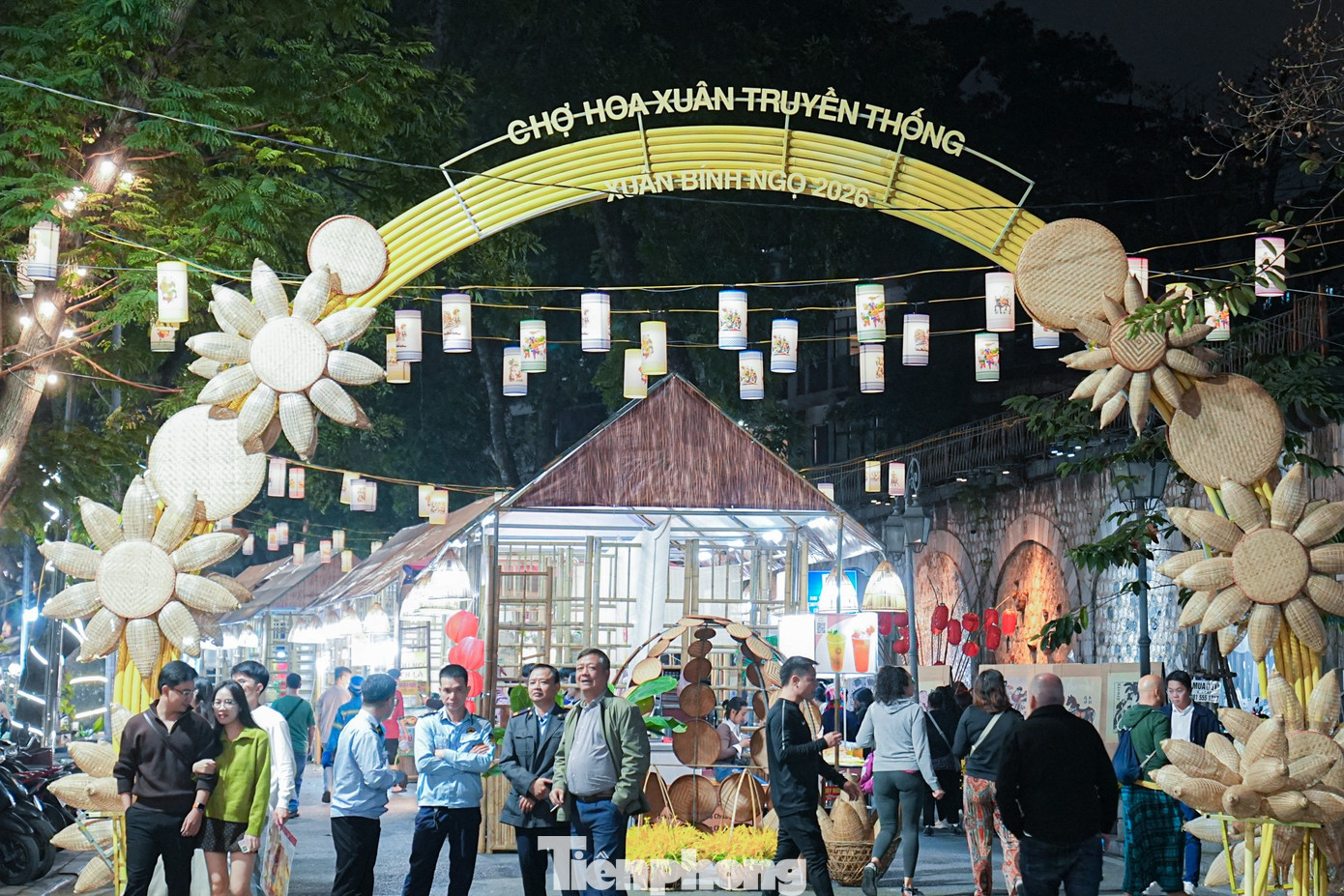 Khai mạc chợ hoa Hàng Lược: Phiên chợ trăm tuổi đón Tết Bính Ngọ- Ảnh 1.