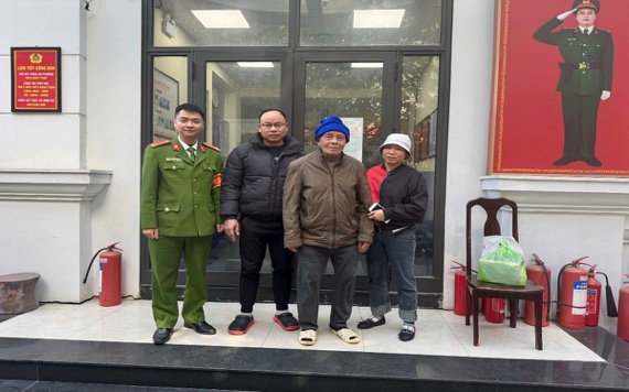 Công an phường Cầu Giấy kịp thời giúp đỡ cụ ông đi lạc trở về với gia đình- Ảnh 1.