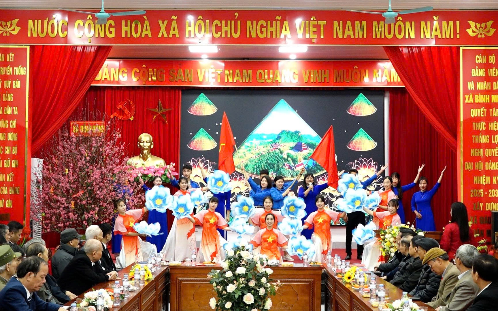 Ảnh: Tiết mục múa chào mừng trong chương trình