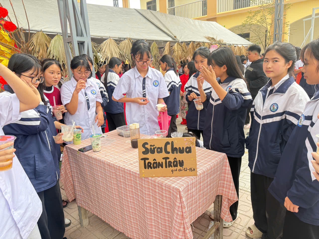 TRƯỜNG THCS TRẦN PHÚ TỔ CHỨC HỘI CHỢ XUÂN BÍNH NGỌ 2026,TRAO 60 PHẦN QUÀ TẾT CHO HỌC SINH HOÀN CẢNH KHÓ KHĂN- Ảnh 1.