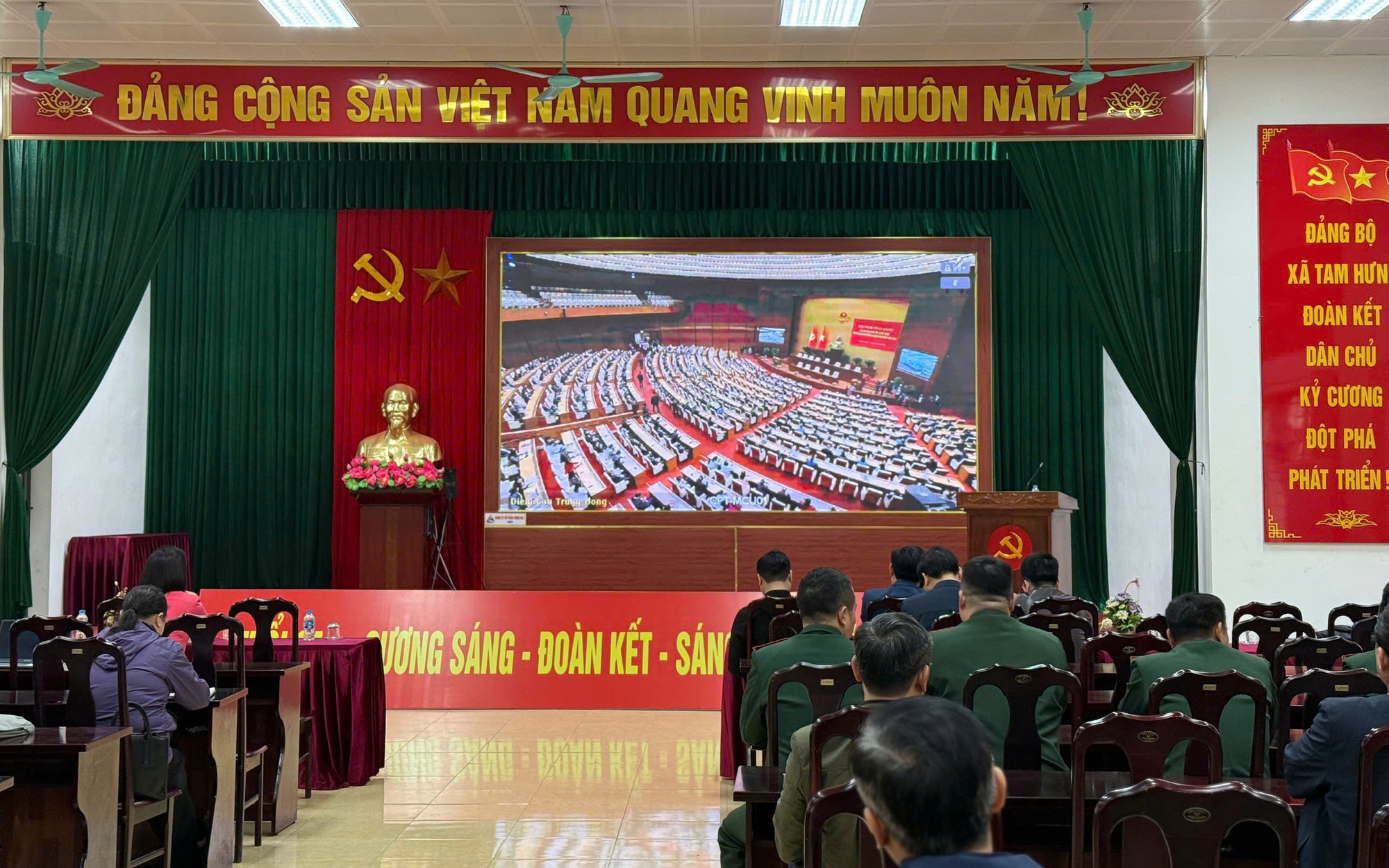 Xã Tam Hưng tham dự Hội nghị trực tuyến toàn quốc nghiên cứu, học tập, quán triệt và triển khai thực hiện NQ đại hội XIV của Đảng

