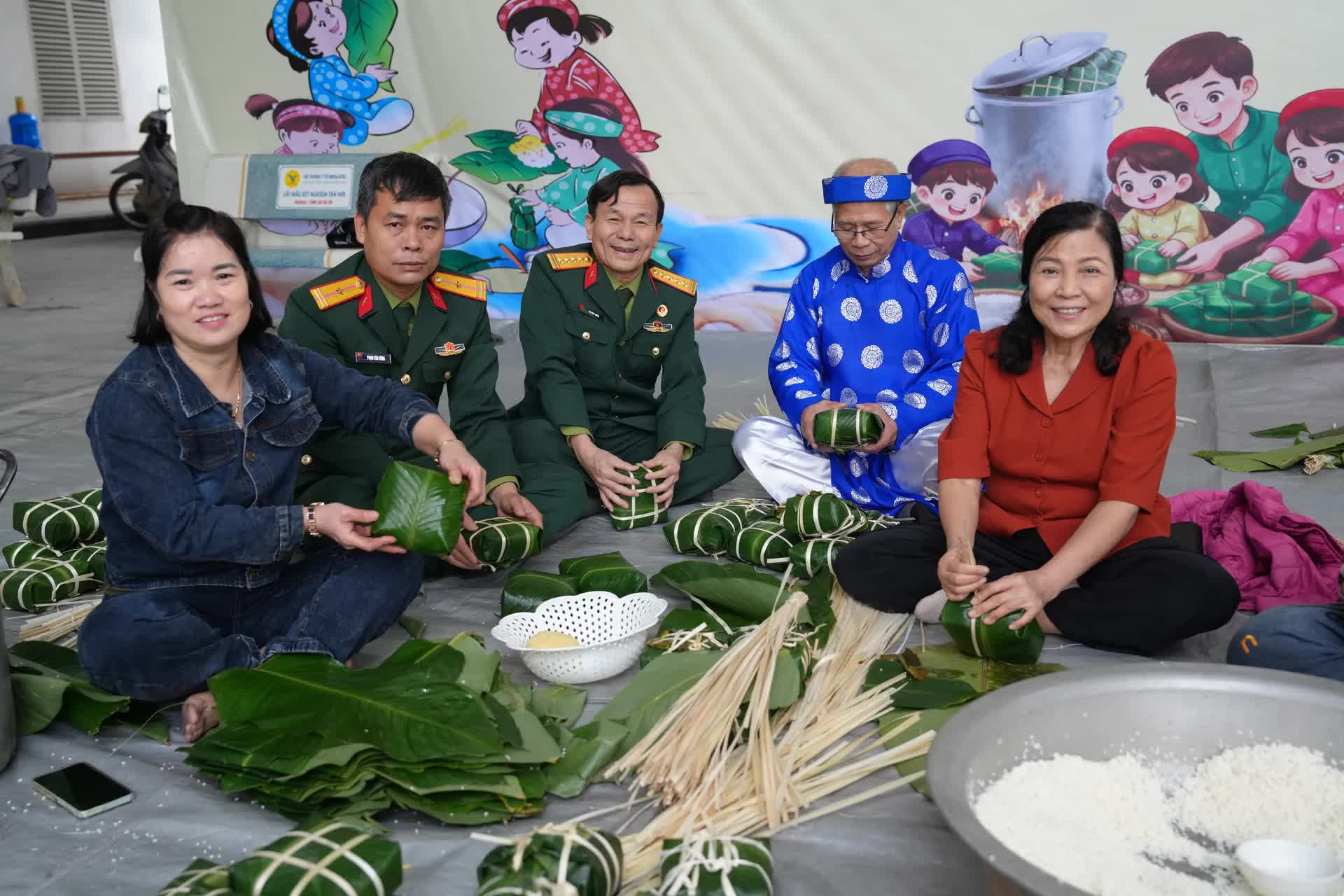 Chào mừng Tết Nguyên đán Bính Ngọ 2026: Phường Yên Sở tổ chức chương trình gói bánh trưng 1.000 bánh chưng “Xuân đoàn kết – Tết đong đầy”  trao tặng hộ khó khăn- Ảnh 4.