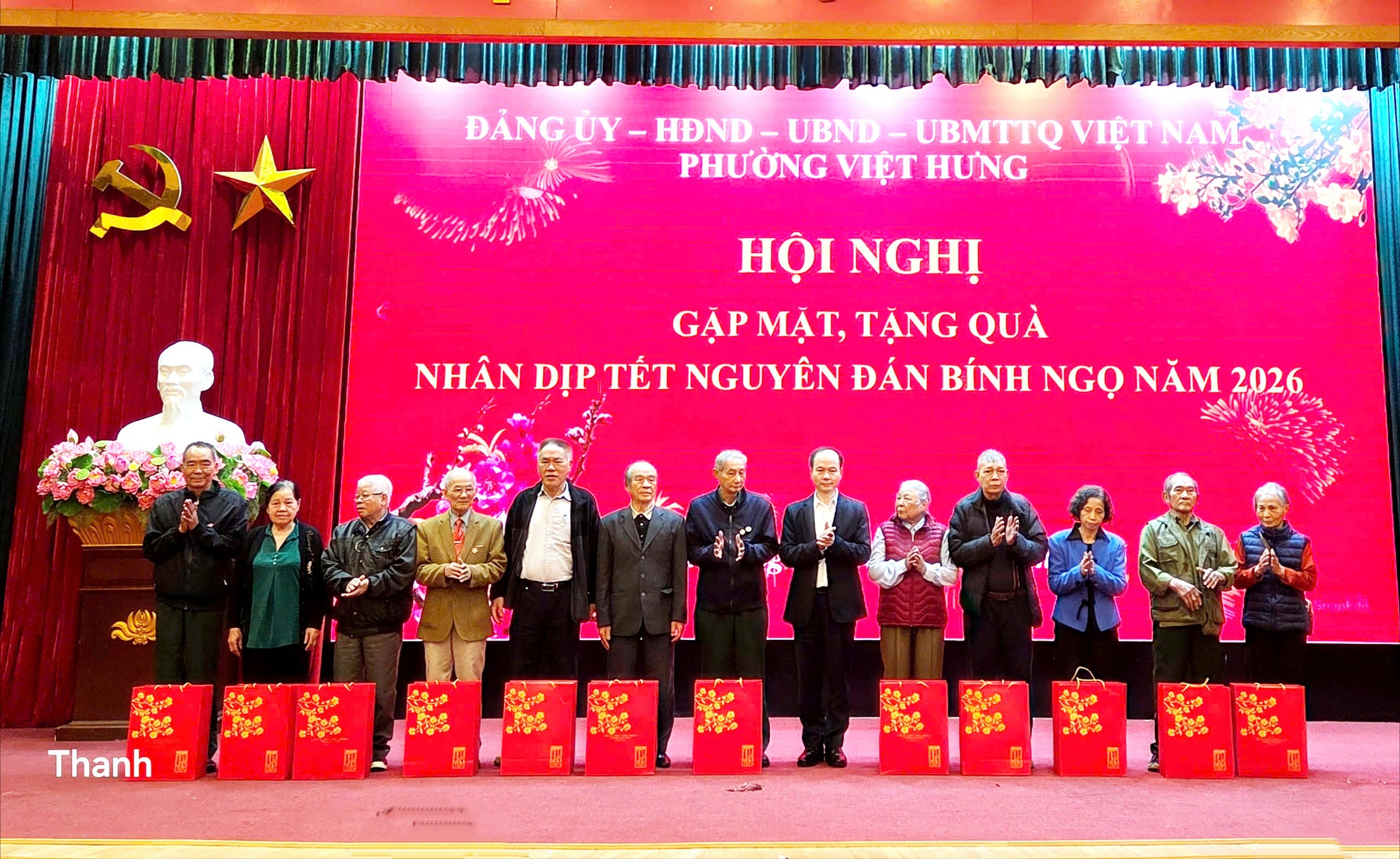 Phường Việt Hưng tặng quà, tri ân người có công dịp Tết Nguyên đán Bính Ngọ 2026- Ảnh 1.