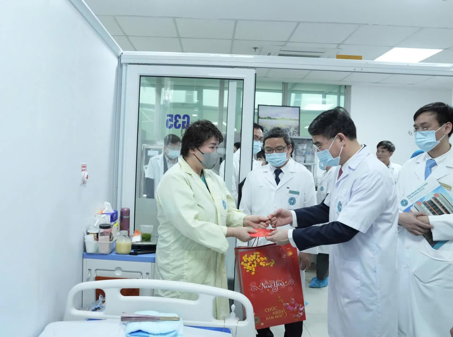 Phó Chủ tịch UBND Thành phố Hà Nội Nguyễn Xuân Lưu thăm, chúc Tết Bệnh viện Đa khoa Hà Đông- Ảnh 7.