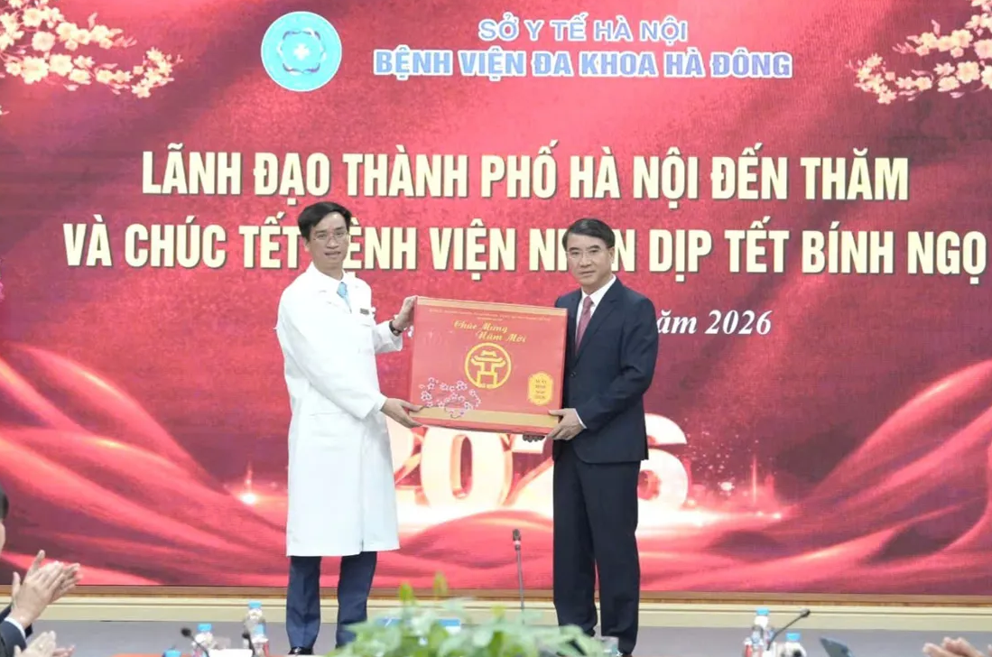 Phó Chủ tịch UBND Thành phố Hà Nội Nguyễn Xuân Lưu thăm, chúc Tết Bệnh viện Đa khoa Hà Đông- Ảnh 2.