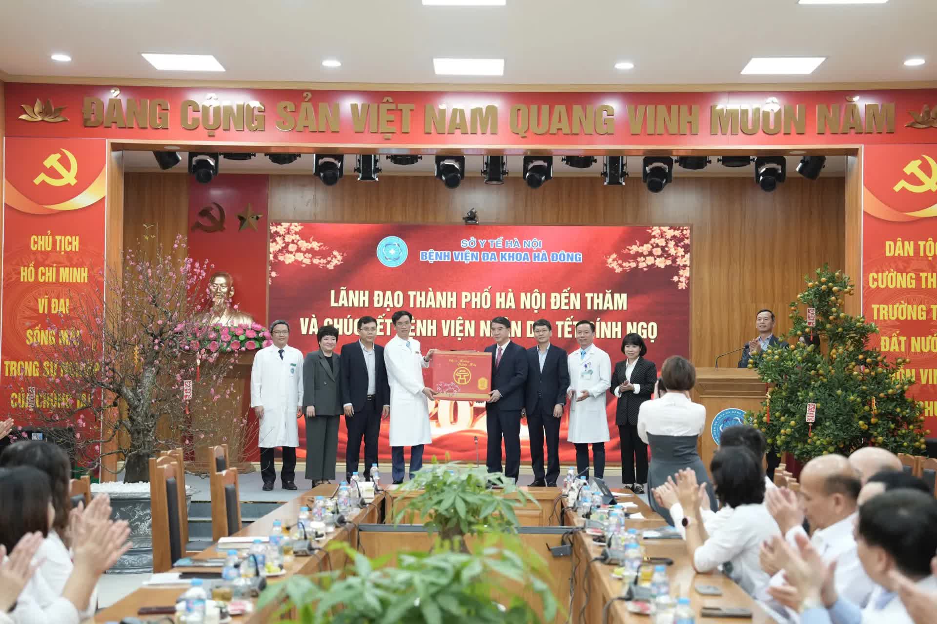 Phó Chủ tịch UBND Thành phố Hà Nội Nguyễn Xuân Lưu thăm, chúc Tết Bệnh viện Đa khoa Hà Đông- Ảnh 3.