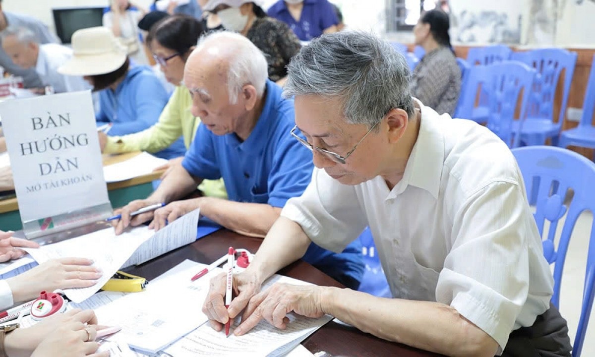 BHXH Hà Nội hoàn thành chi trả lương hưu gộp 2 tháng và quà Tết cho người dân- Ảnh 1.