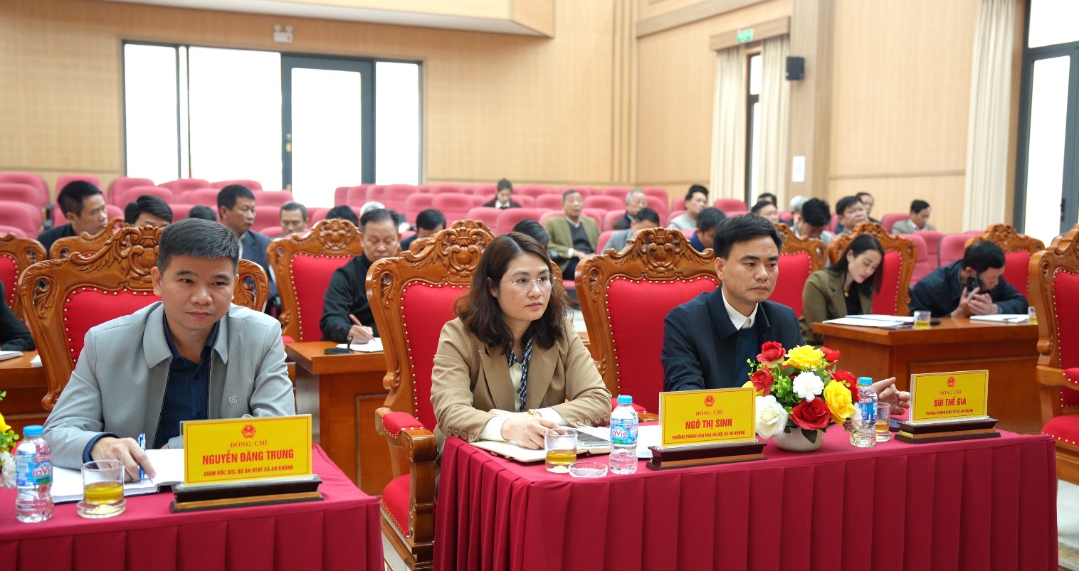 A group of people sitting at tables in a room  AI-generated content may be incorrect.
