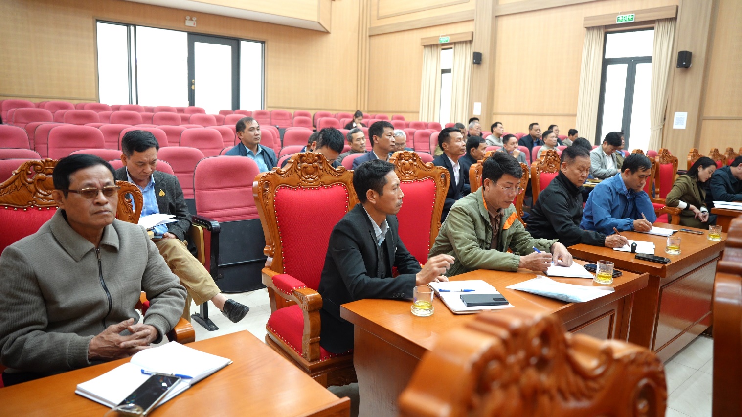 A group of people sitting in a room  AI-generated content may be incorrect.