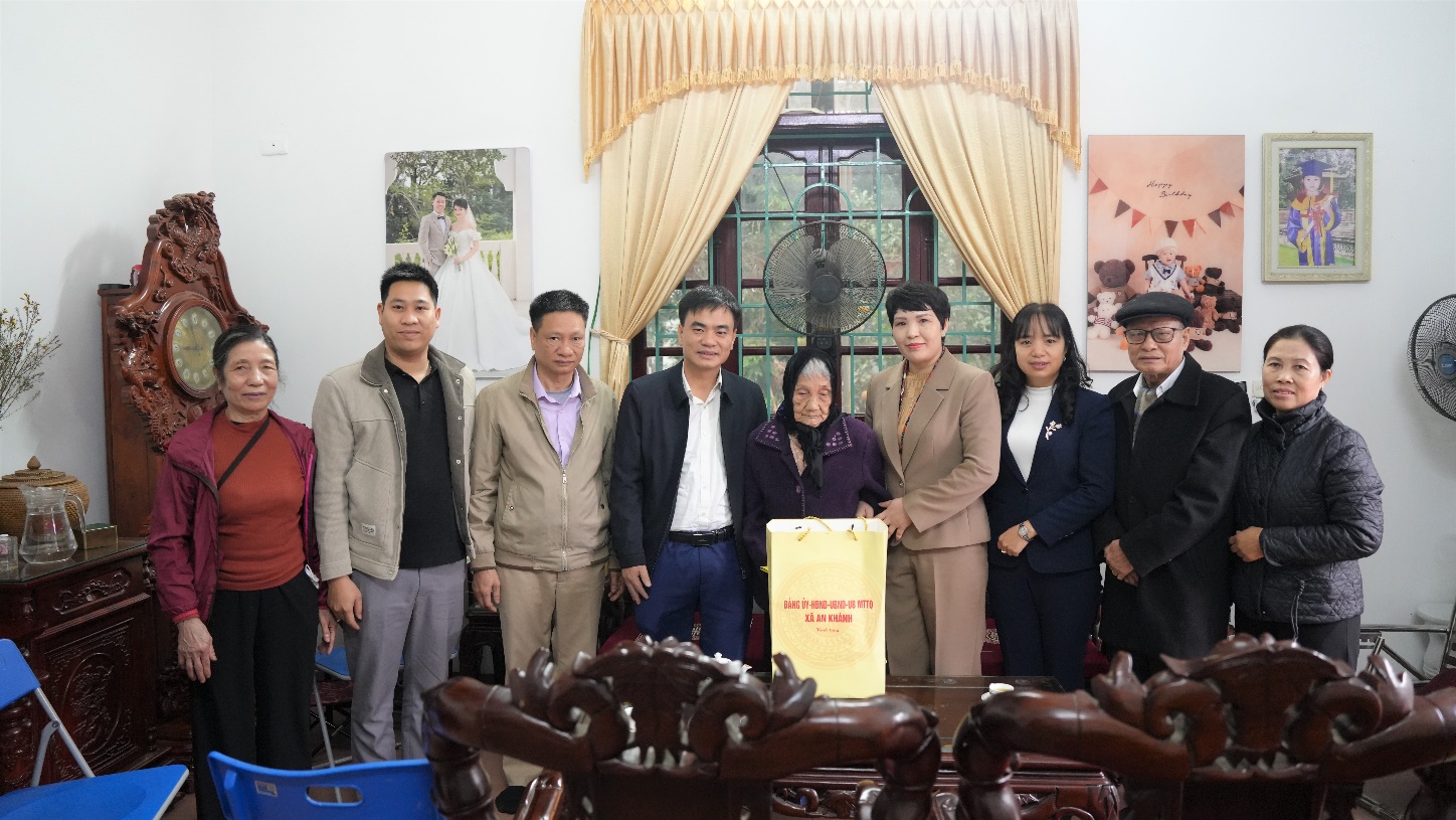 Đồng chí Phó Bí thư Thường trực Đảng ủy xã Trương Thị Dung tặng quà người cao tuổi, đối tượng chính sách tiêu biểu- Ảnh 1.