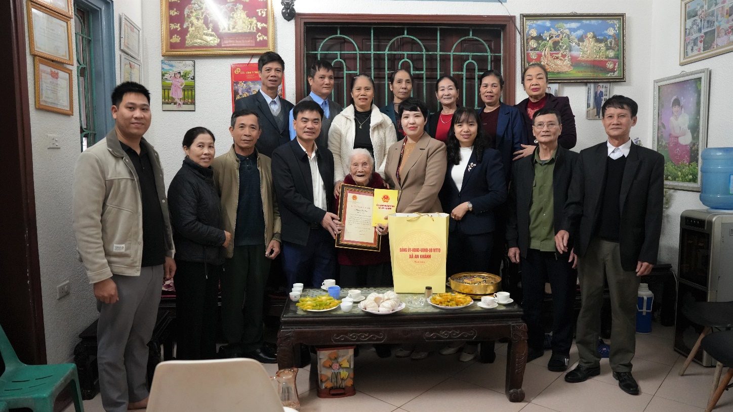 Đồng chí Phó Bí thư Thường trực Đảng ủy xã Trương Thị Dung tặng quà người cao tuổi, đối tượng chính sách tiêu biểu- Ảnh 2.