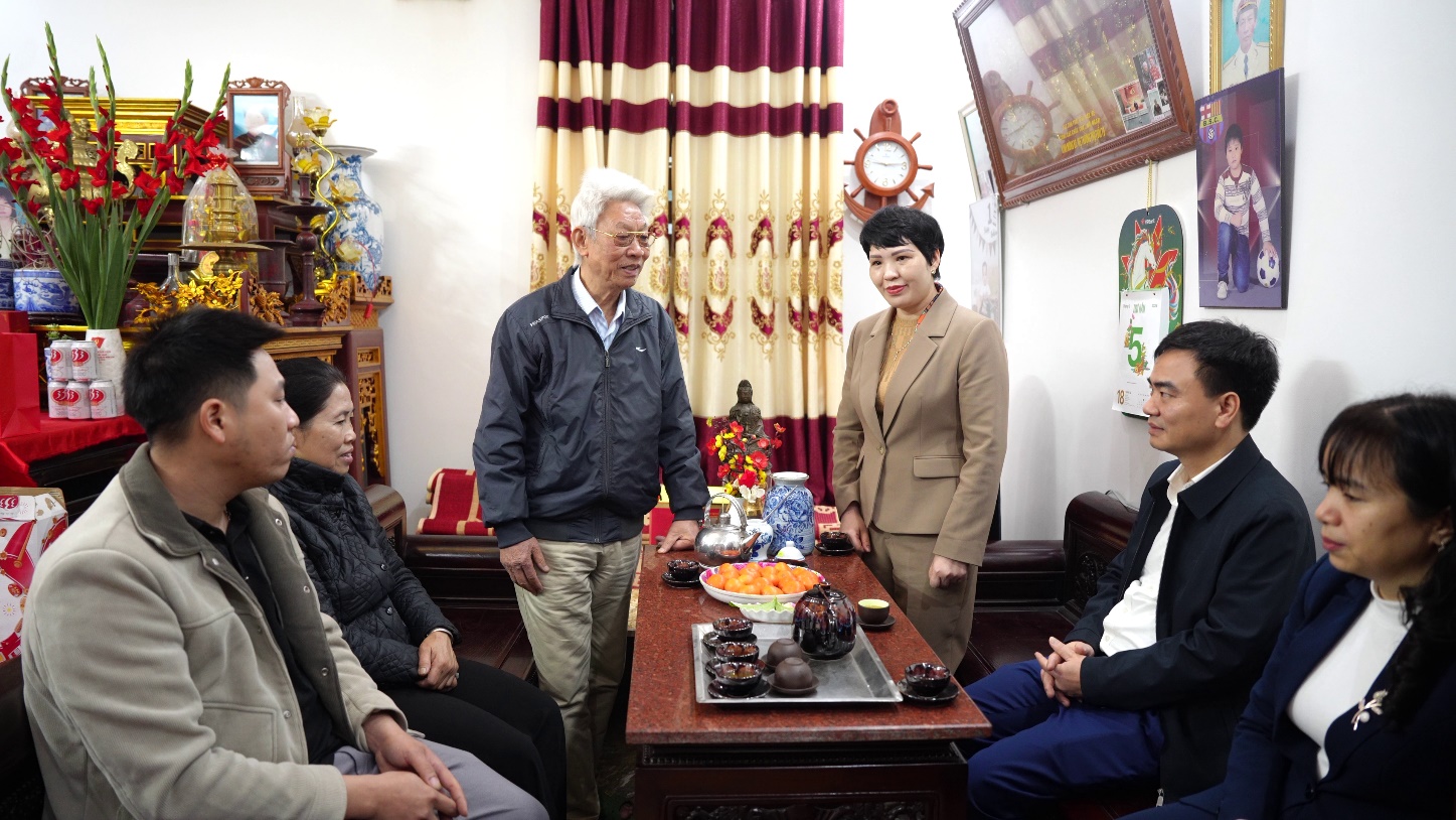 Đồng chí Phó Bí thư Thường trực Đảng ủy xã Trương Thị Dung tặng quà người cao tuổi, đối tượng chính sách tiêu biểu- Ảnh 3.