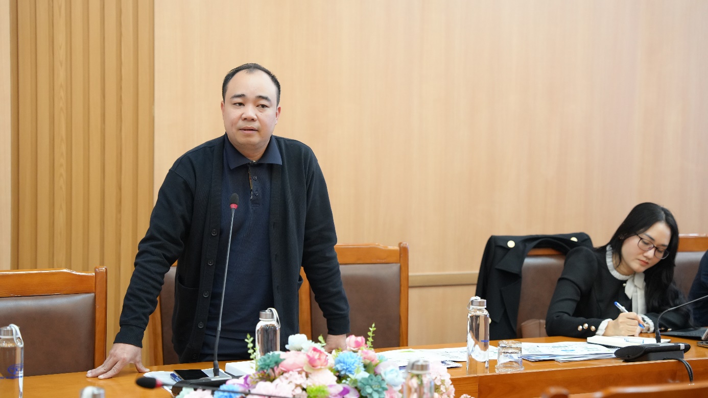 A person standing in front of a microphone  AI-generated content may be incorrect.