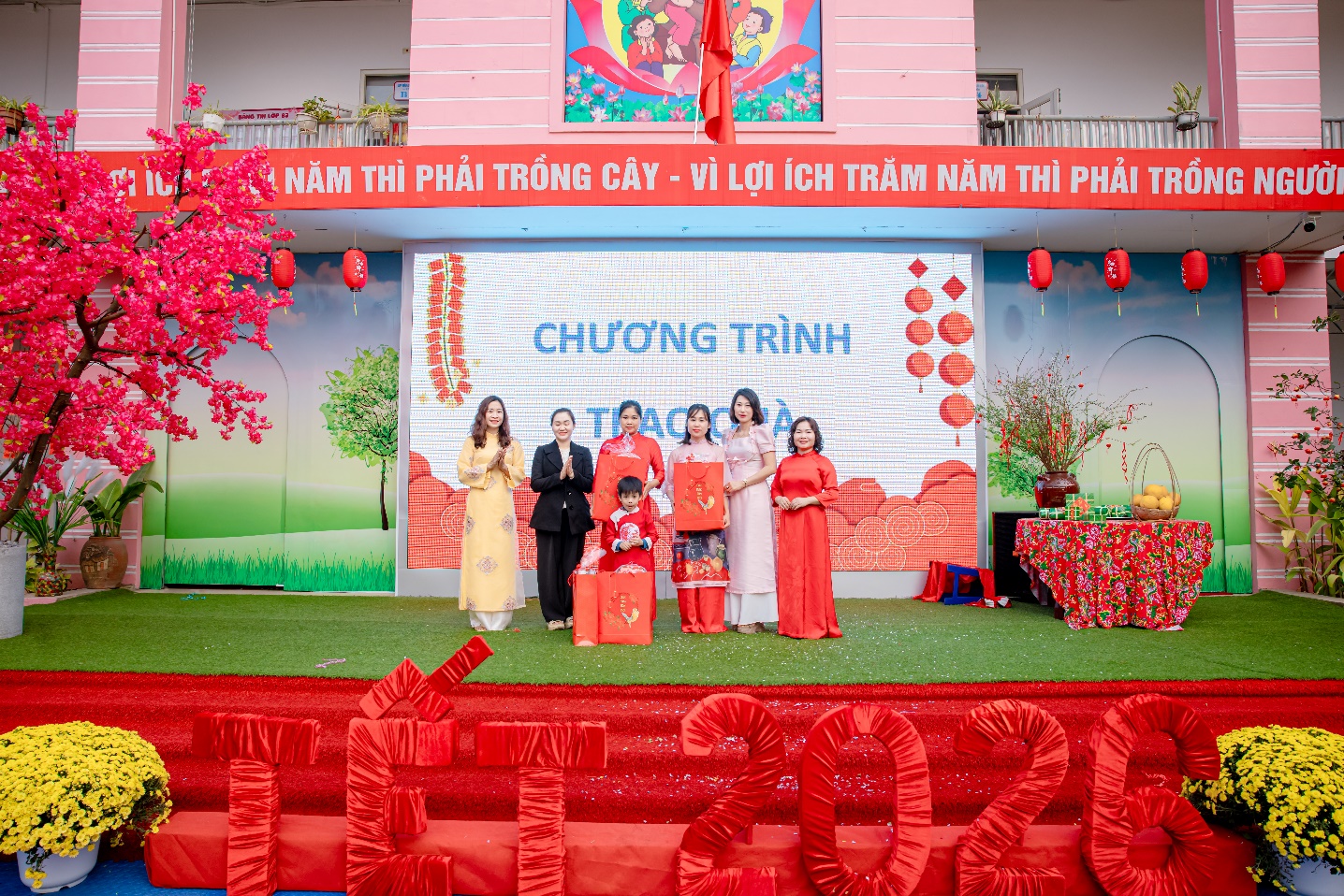 A group of people standing in front of a stage  AI-generated content may be incorrect.