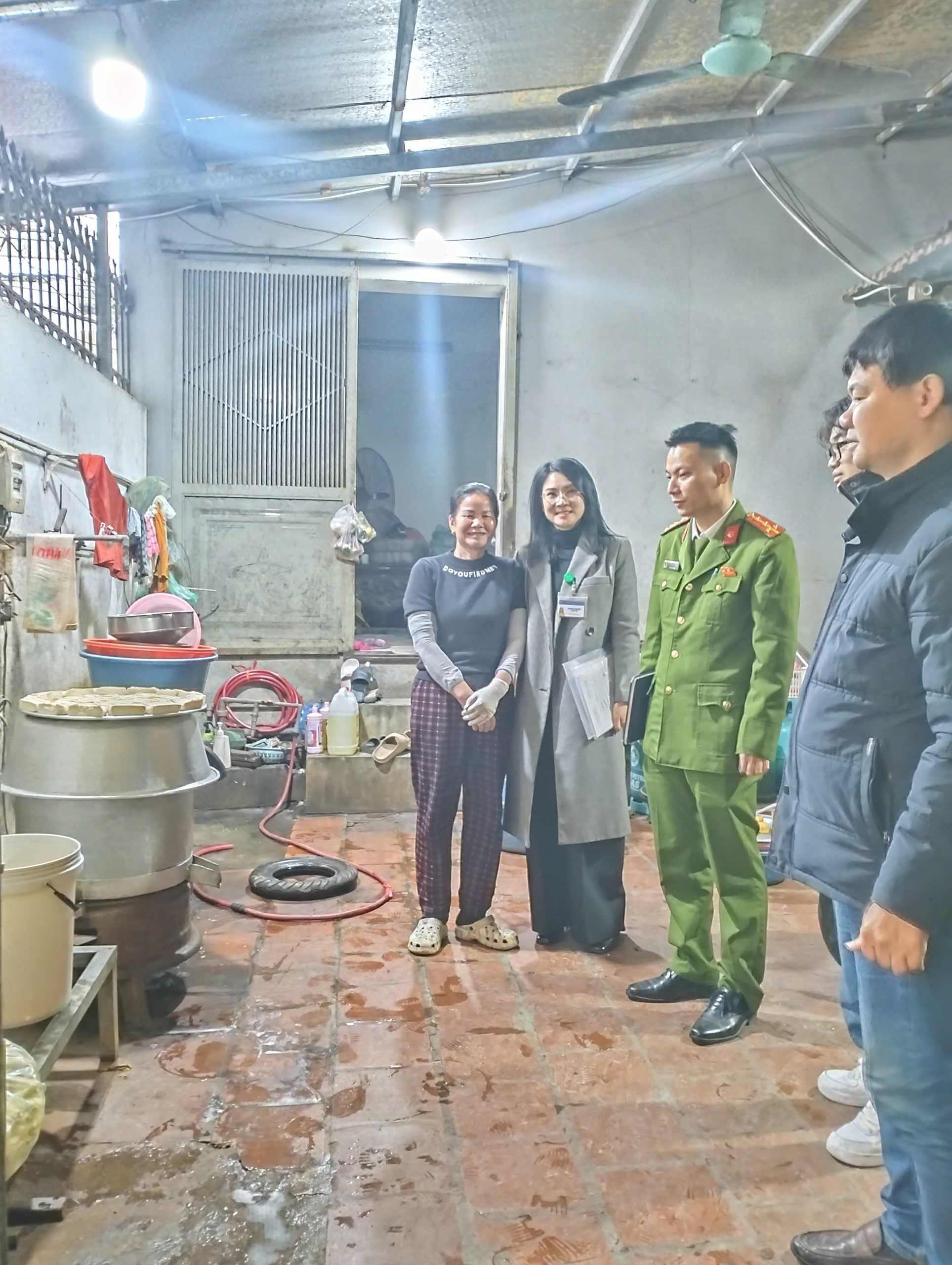 Đoàn kiểm tra an toàn thực phẩm kiểm tra hộ sản xuất đậu phụ.- Ảnh 1.