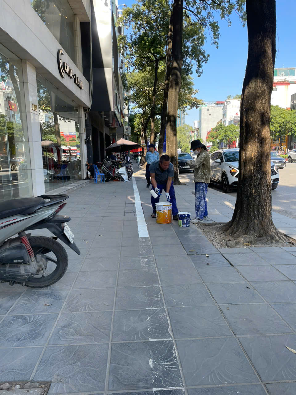 Kẻ vạch sơn, xử lý vi phạm trật tự đô thị - tháo gỡ điểm nghẽn trong quản lý đô thị trên địa bàn phường Yên Hoà- Ảnh 1.