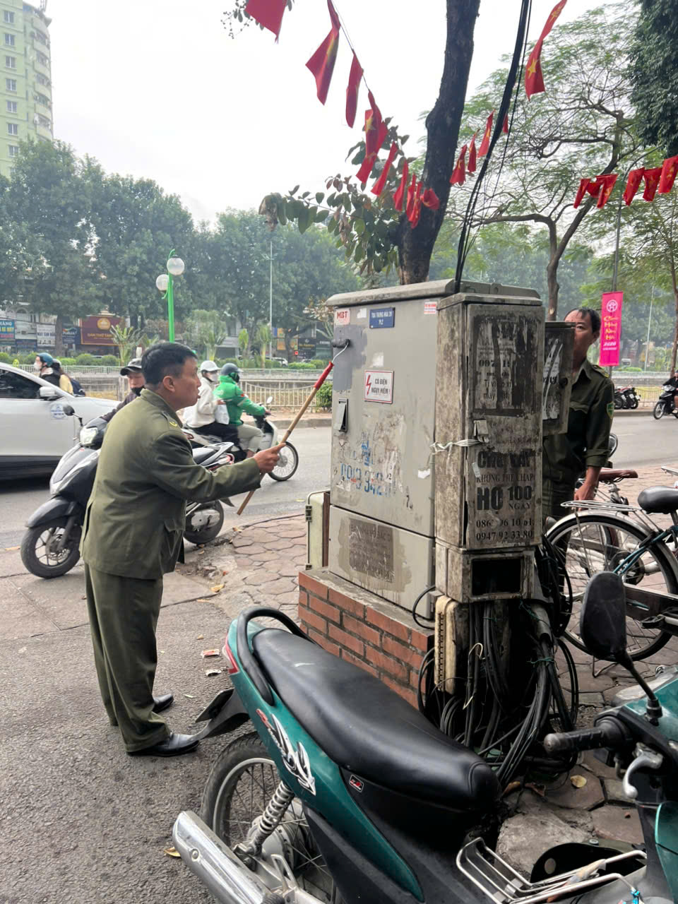 Kẻ vạch sơn, xử lý vi phạm trật tự đô thị - tháo gỡ điểm nghẽn trong quản lý đô thị trên địa bàn phường Yên Hoà- Ảnh 2.