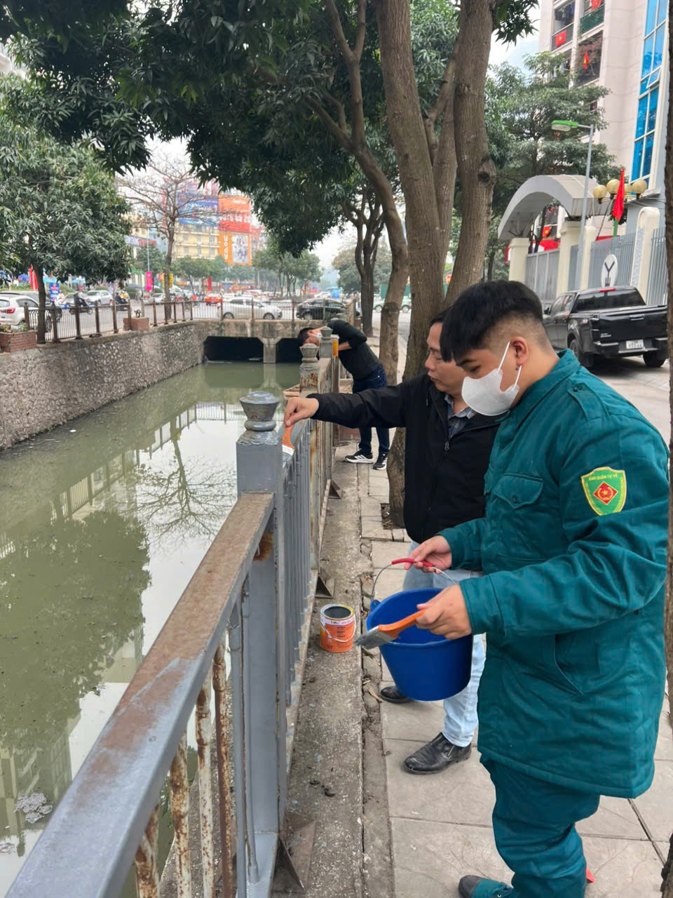 Kẻ vạch sơn, xử lý vi phạm trật tự đô thị - tháo gỡ điểm nghẽn trong quản lý đô thị trên địa bàn phường Yên Hoà- Ảnh 3.