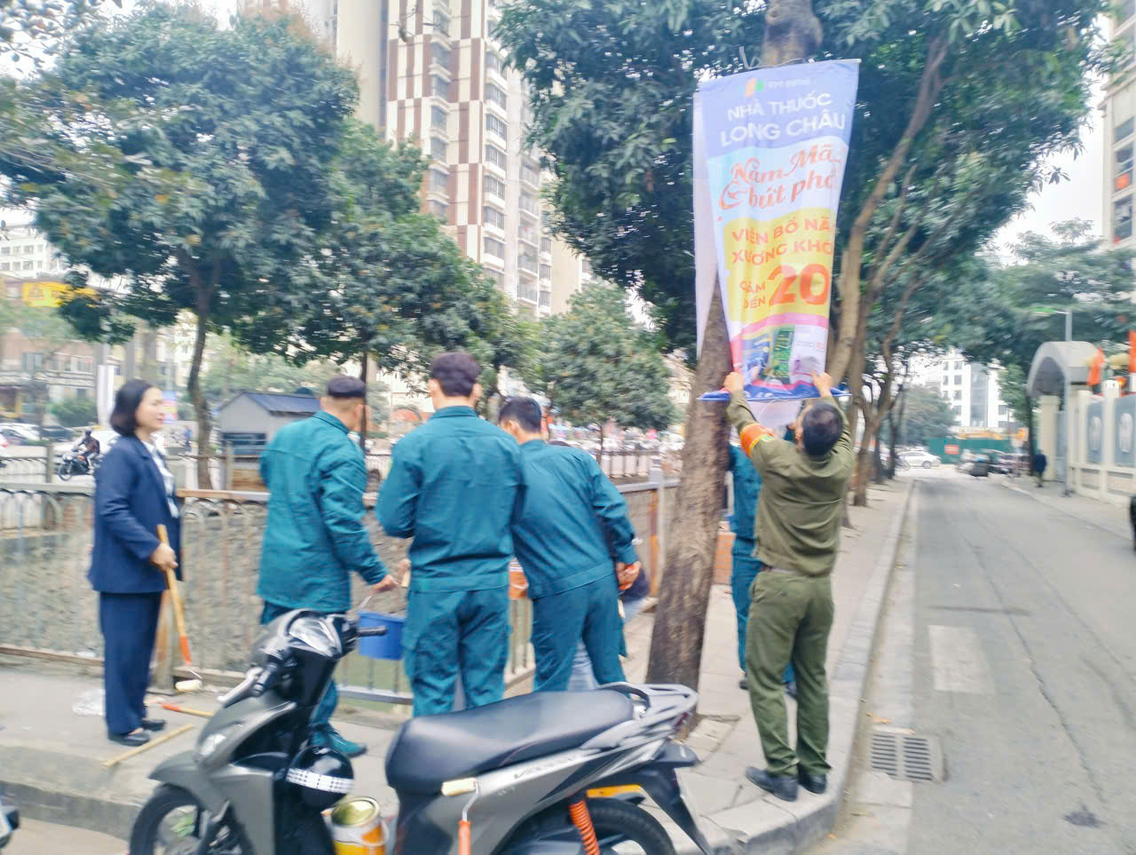 Kẻ vạch sơn, xử lý vi phạm trật tự đô thị - tháo gỡ điểm nghẽn trong quản lý đô thị trên địa bàn phường Yên Hoà- Ảnh 4.