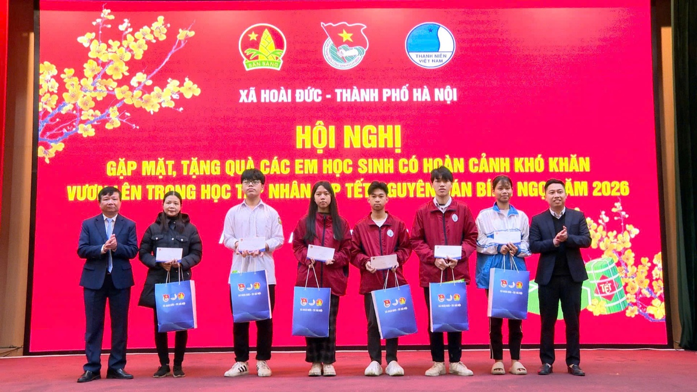 Đoàn xã Hoài Đức trao 47 xuất quà cho học sinh có hoàn cảnh khó khăn- Ảnh 1.
