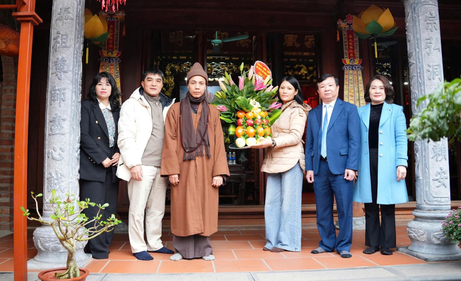 Lãnh đạo xã Hoài Đức thăm, tặng quà Chùa Nhạ Phúc nhân dịp Tết- Ảnh 1.