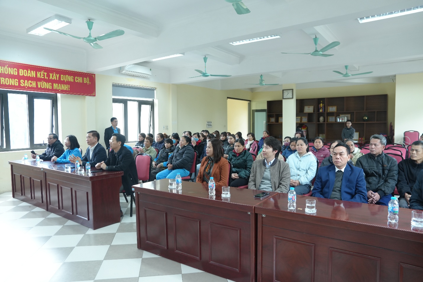 Lãnh đạo LĐLĐ thành phố Hà Nội trao quà cho đoàn viên, người lao động có hoàn cảnh khó khăn tại xã Gia Lâm- Ảnh 1.