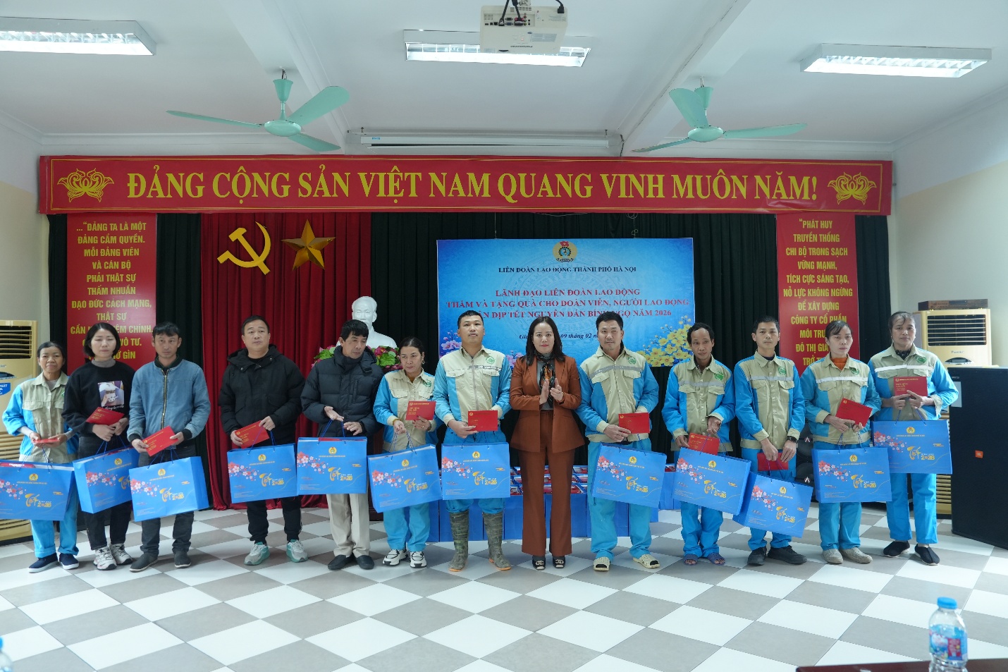 Lãnh đạo LĐLĐ thành phố Hà Nội trao quà cho đoàn viên, người lao động có hoàn cảnh khó khăn tại xã Gia Lâm- Ảnh 4.