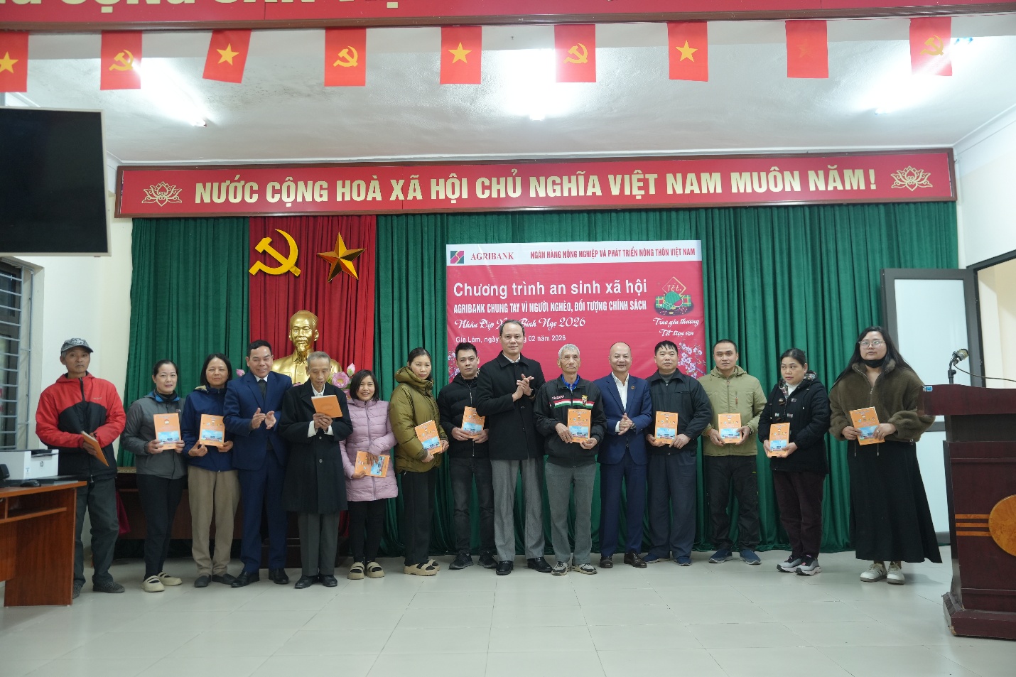 Trao quà Xuân Bính Ngọ năm 2026 cho các hộ gia đình có hoàn cảnh khó khăn tại thôn Trung Dương, xã Gia Lâm- Ảnh 9.