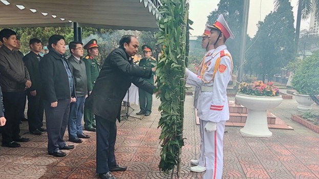 Phường Tây Hồ: Tổ chức Lễ dâng hương tưởng niệm các Anh hùng Liệt sỹ tại Nghĩa trang Thành phố- Ảnh 2.