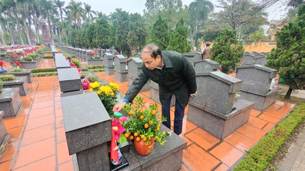 Phường Tây Hồ: Tổ chức Lễ dâng hương tưởng niệm các Anh hùng Liệt sỹ tại Nghĩa trang Thành phố- Ảnh 4.