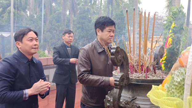 Phường Tây Hồ: Tổ chức Lễ dâng hương tưởng niệm các Anh hùng Liệt sỹ tại Nghĩa trang Thành phố- Ảnh 5.