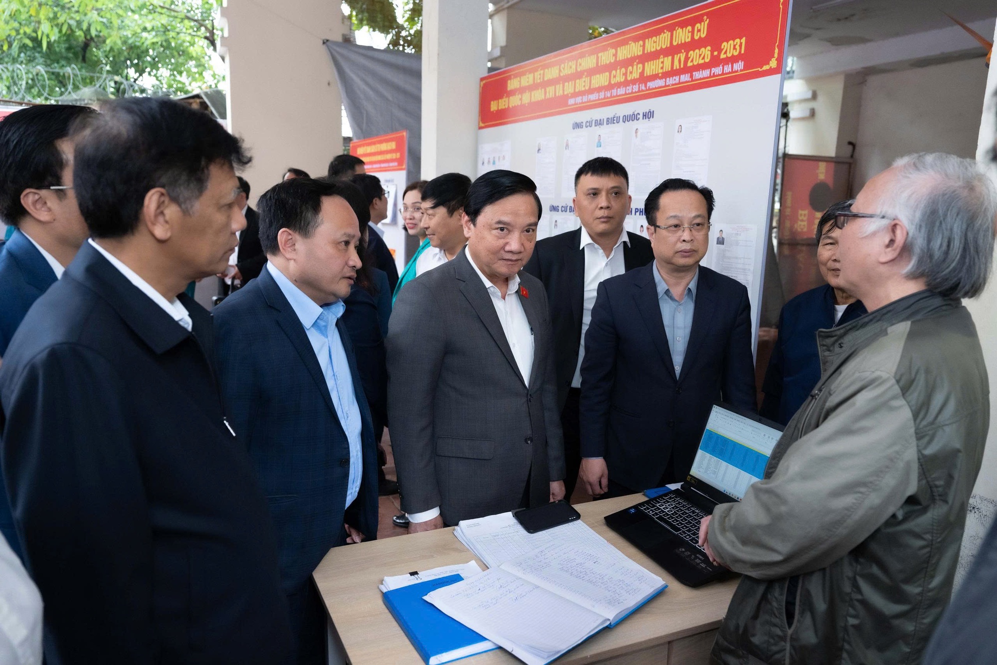 Phó Chủ tịch Quốc hội Nguyễn Khắc Định giám sát, kiểm tra công tác chuẩn bị bầu cử tại TP. Hà Nội- Ảnh 3.