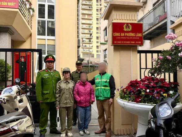 CÔNG AN PHƯỜNG LÁNG KỊP THỜI CỨU NAM THANH NIÊN NGẤT GIỮA ĐƯỜNG, HỖ TRỢ NGƯỜI ĐI LẠC VỀ VỚI GIA ĐÌNH - Ảnh 2.