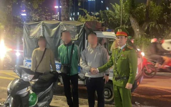 CÔNG AN PHƯỜNG LÁNG KỊP THỜI CỨU NAM THANH NIÊN NGẤT GIỮA ĐƯỜNG, HỖ TRỢ NGƯỜI ĐI LẠC VỀ VỚI GIA ĐÌNH - Ảnh 1.