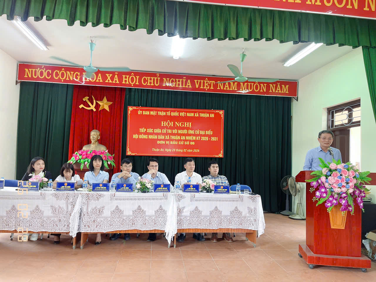Ảnh có chứa trang phục, trong nhà, bàn, hoa  Nội dung do AI tạo ra có thể không chính xác.