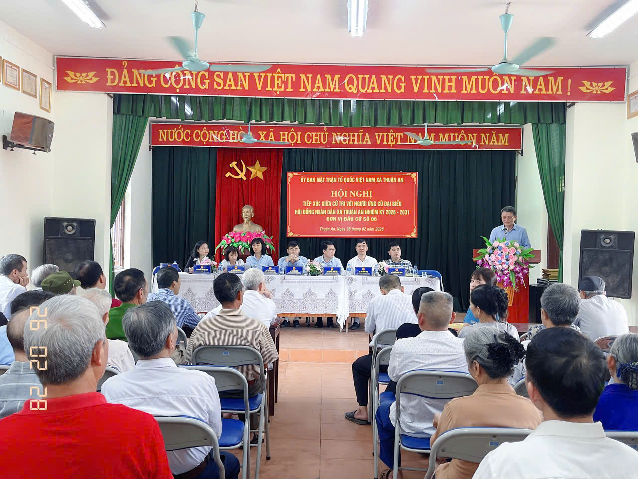 Ảnh có chứa trang phục, người, đàn ông, thính phòng  Nội dung do AI tạo ra có thể không chính xác.