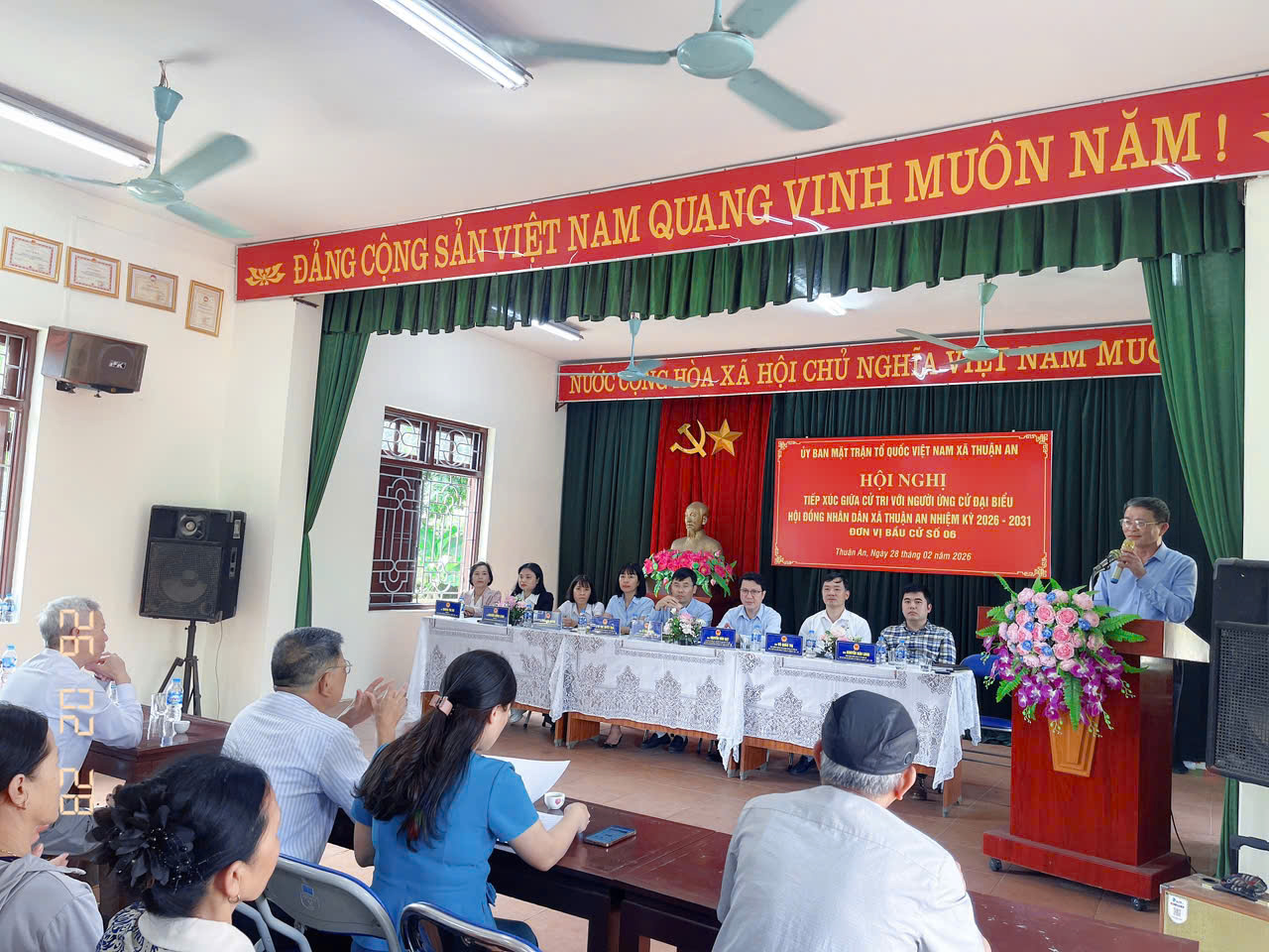 Ảnh có chứa trang phục, người, trong nhà, đàn ông  Nội dung do AI tạo ra có thể không chính xác.