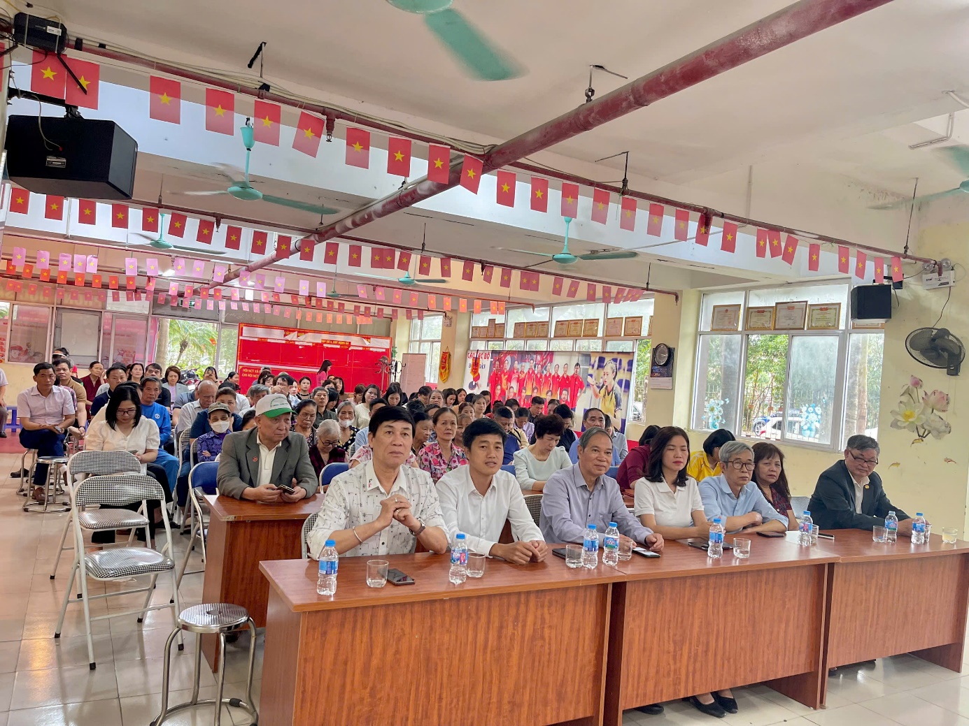 Ảnh có chứa trang phục, con người, người, trong nhà  Nội dung do AI tạo ra có thể không chính xác.