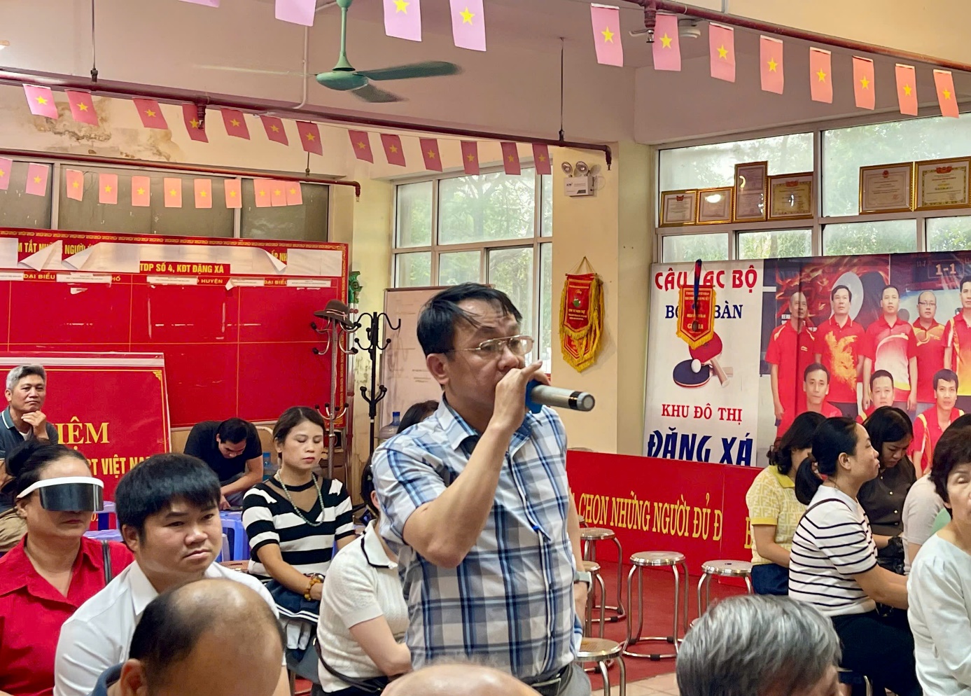 Ảnh có chứa trang phục, người, Mặt người, đàn ông  Nội dung do AI tạo ra có thể không chính xác.