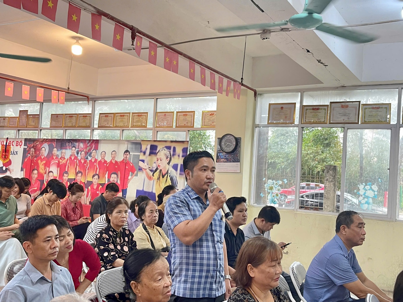 Ảnh có chứa trang phục, người, Mặt người, đàn ông  Nội dung do AI tạo ra có thể không chính xác.