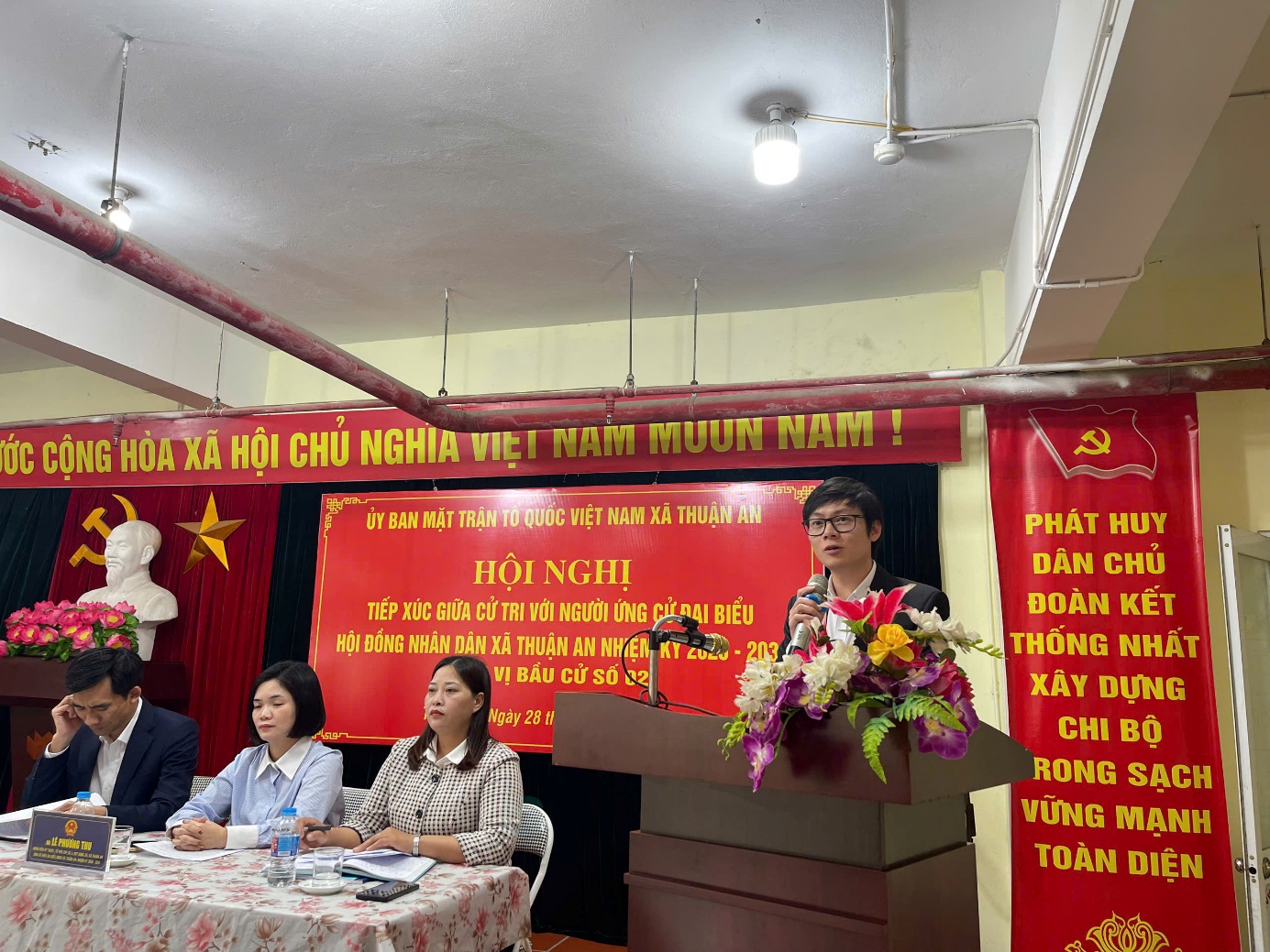 Ảnh có chứa văn bản, trong nhà, tường, trang phục  Nội dung do AI tạo ra có thể không chính xác.