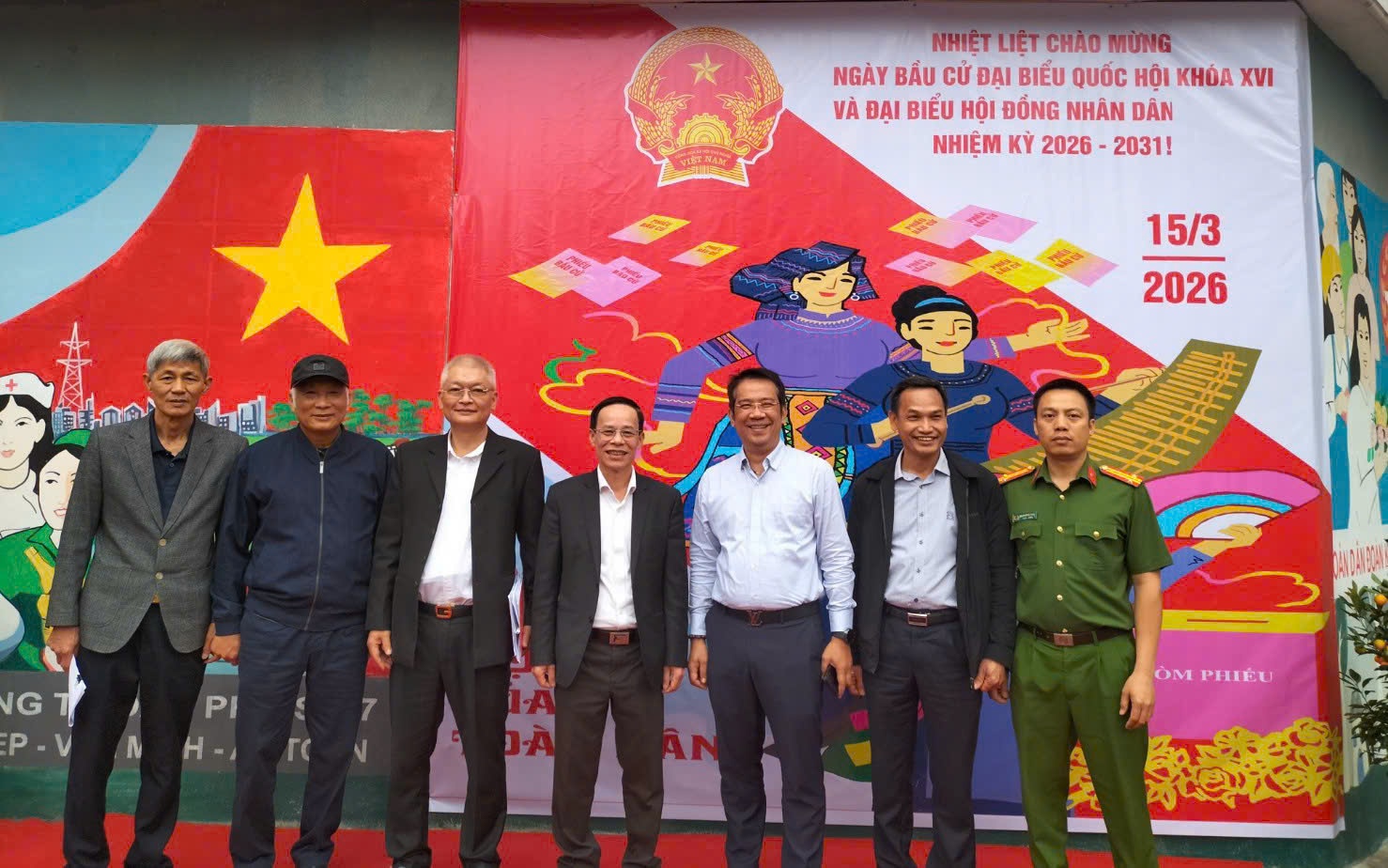 Phường Việt Hưng kiểm tra công tác chuẩn bị tại các khu vực bỏ phiếu trước ngày bầu cử.