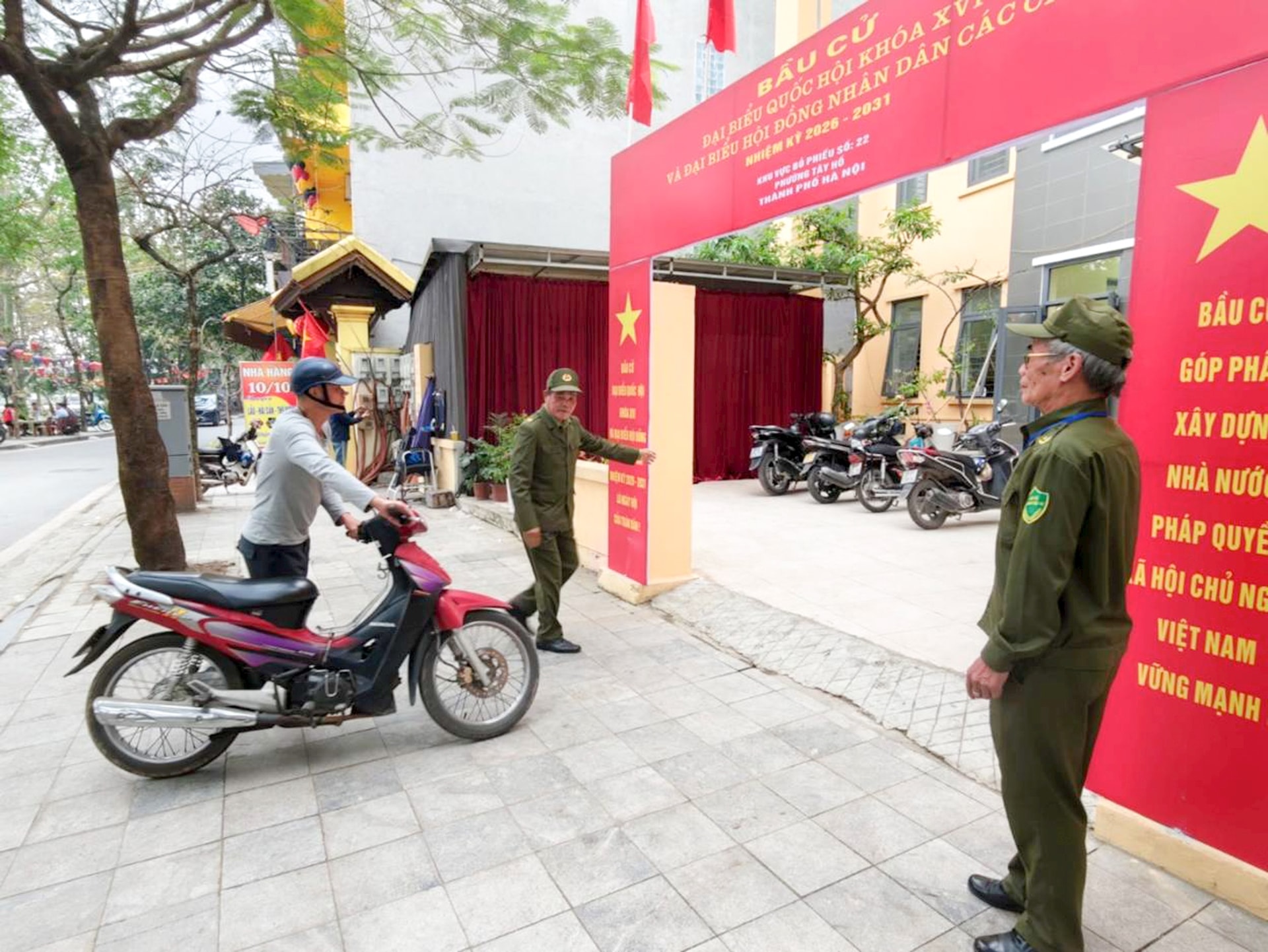 Những "cánh tay nối dài" giữ bình yên ngày hội lớn của Thủ đô- Ảnh 2.