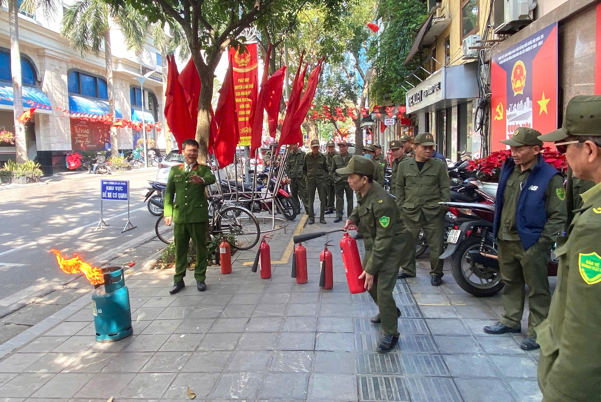 Phường Hai Bà Trưng tập huấn nghiệp vụ phòng cháy, chữa cháy cho các lực lượng phục vụ bầu cử- Ảnh 5.