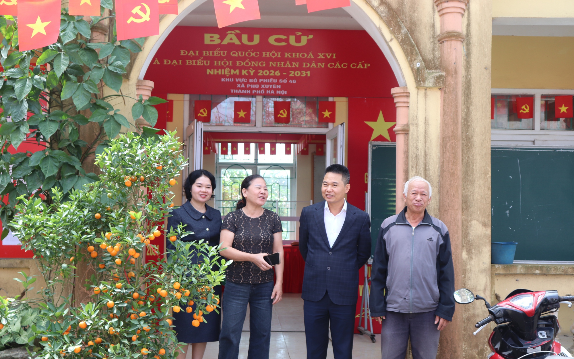 ĐỒNG CHÍ BÍ THƯ ĐẢNG UỶ, CHỦ TỊCH HĐND XÃ KIỂM TRA CÔNG TÁC CHUẨN BỊ BẦU CỬ TẠI CÁC KHU VỰC BỎ PHIẾU