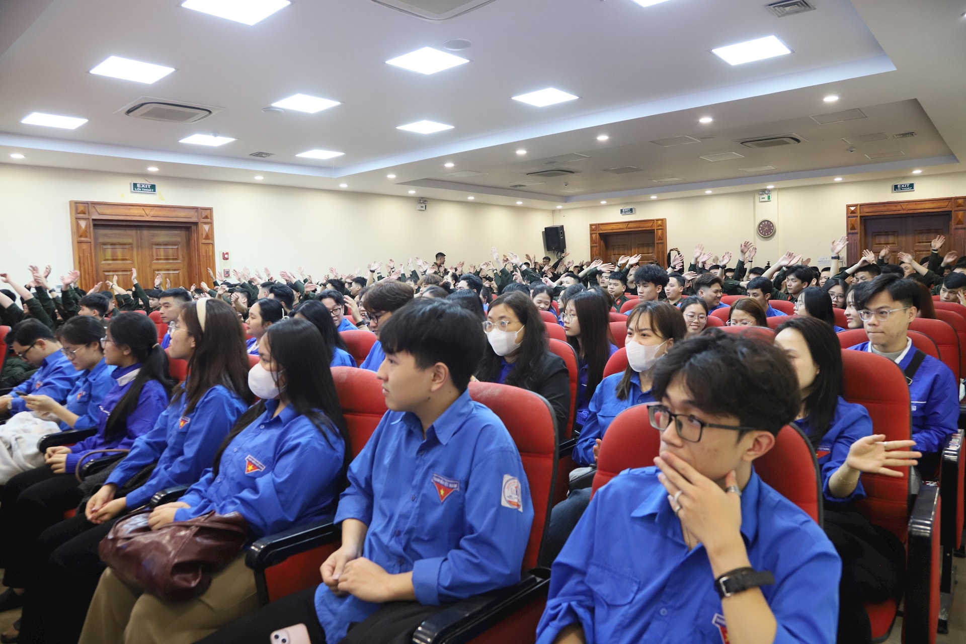 Cử tri trẻ phường Kiến Hưng gửi gắm niềm tin trong lá phiếu đầu tiên- Ảnh 1.