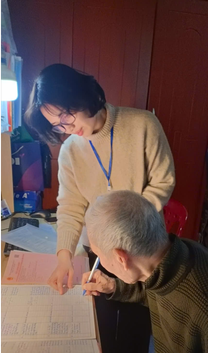 Hỗ trợ thủ tục hành chính tận nhà cho công dân cao tuổi, yếu bệnh tại phường Yên Nghĩa và phường Dương Nội trong tháng 02 – Nghĩa cử nhỏ, lan tỏa tinh thần phục vụ nhân dân- Ảnh 1.