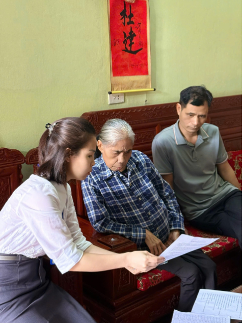 Hỗ trợ thủ tục hành chính tận nhà cho công dân cao tuổi, yếu bệnh tại phường Yên Nghĩa và phường Dương Nội trong tháng 02 – Nghĩa cử nhỏ, lan tỏa tinh thần phục vụ nhân dân- Ảnh 3.