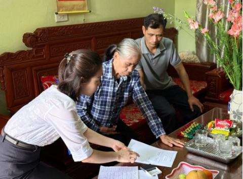 Hỗ trợ thủ tục hành chính tận nhà cho công dân cao tuổi, yếu bệnh tại phường Yên Nghĩa và phường Dương Nội trong tháng 02 – Nghĩa cử nhỏ, lan tỏa tinh thần phục vụ nhân dân- Ảnh 4.
